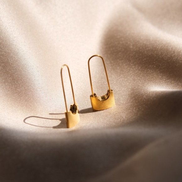 Gold Plated Safety Pin Hoops Earrin Good - Picture 3 of 3